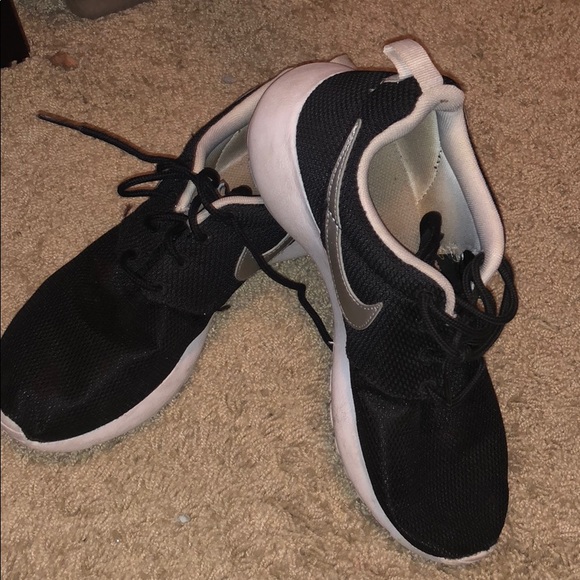 Nike - Rose Runs - Picture 1 of 5